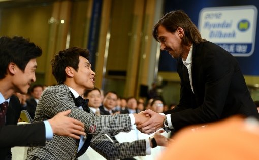 MVP를 수상한 FC서울 데얀(오른쪽)이 경쟁자였던 이동국의 축하를 받고 있다. 김종원 기자
