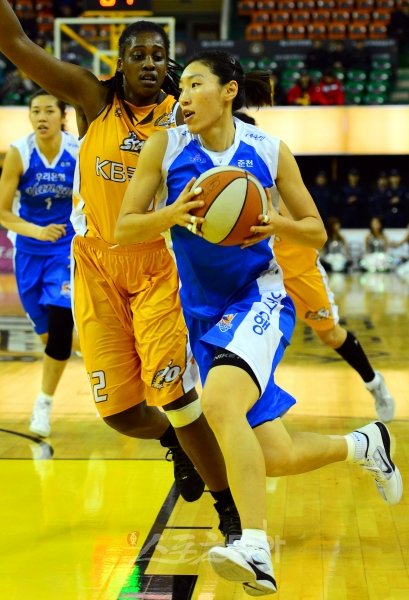 3일 저녁 청주 실내체육관에서 열린 2012-2013 여자프로농구 청주 KB스타즈와 춘천 우리은행의 경기에서 우리은행 임영희가 KB 스타즈 카이저의 수비를 제치고 속공을 하고 있다.  청주ㅣ박화용 기자 inphoto@donga.com 트위터 @seven7sola