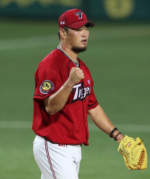 KIA 김진우는 올 시즌 탕아의 이미지를 벗고, 10승 투수로 탈바꿈했다. 그의 곁을 지키는 예비신부는 “이제부터가 더 중요하다”며 예비신랑을 다잡고 있다. 사진제공｜스포츠코리아