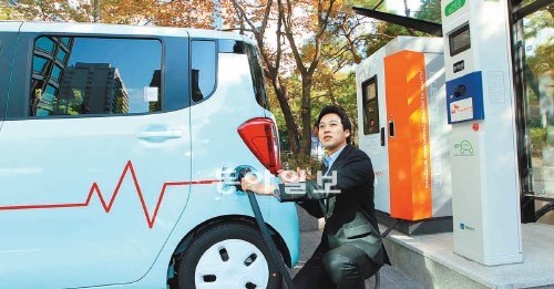 “주유구가 아니에요” SK이노베이션 직원이 서울 종로구 서린동 SK그룹 내에 설치된 급속충전기를 이용해 자사의 2차전지가 탑재된 기아자동차의 전기차 ‘레이EV’를 충전하고 있다. 신원건 기자 laputa@donga.com