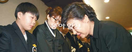 朴, 이틀째 빈소 방문 새누리당 박근혜 대선후보가 3일 오후 서울 여의도성모병원에 마련된 이춘상 보좌관의 빈소를 다시 찾아 부인 이모 씨와 아들 등 유족을 위로하고 있다. 국회사진기자단