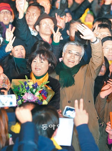 민주통합당 문재인 대선후보(오른쪽)와 부인 김정숙 씨가 3일 저녁 서울 세종문화회관 앞에서 열린 ‘춥다! 문 열어! 콘서트’에 참석해 지지자들에게 손을 흔들며 웃고 있다.
박영대 기자 sannae@donga.com