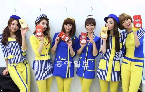 걸그룹 달샤벳은 과자상자 뒷면에 친필로 감사의 말을 적어 팬들에게 직접 나 눠줬다. 해피페이스엔터테인먼트 제공