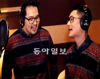 ‘남-남 단결.’ 합동 콘서트를 여는 가수 김태우(왼쪽)와 바비킴이 서울 강남의 스튜디오에서 최근 발표한 신곡 ‘그런 걸’을 함께 부르고있다. 오스카이엔티 제공