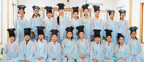 중국 초등학생 수학여행단이 올해 8월 경북 영주시 한국선비문화수련원에서 충효예 체험을 하고 있다. 경북도 제공