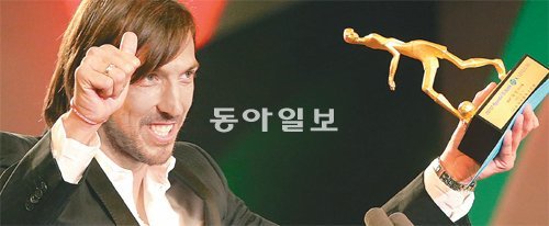 ‘몬테네그로 특급’으로 불리는 FC 서울 공격수 데얀이 3일 프로축구 K리그 대상 시상식장에서 최우수선수(MVP)에 선정된 뒤 트로피를 들어 보이며 환하게 웃고 있다. 연합뉴스