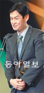 개성 강한 데얀을 ‘큰형님’ 리더십으로 조련해 K리그 우승을 달성한 최용수 FC 서울 감독이 최우수감독 수상 소감을 말하고 있다. 뉴시스