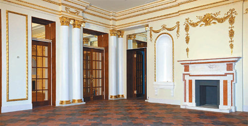 1918년 발행된 ‘한말궁중관계사진첩’에 실린 옛 모습(아래 사진) 그대로 복원된 2층 중앙홀. 양회성 기자 yohan@donga.com