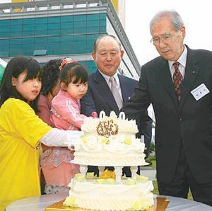 오뚜기는 국내외에서 묵묵하게 취약 계층과 어린이를 돕는 데 힘쓰고 있다. 함태호 오뚜기 명예회장(오른쪽에서 두 번째)이 2007년
 5월 충북 음성 공장에서 선천성 심장병 어린이 환자 지원 사업 2000명 돌파기념 케이크를 자르고 있다. 오뚜기 제공