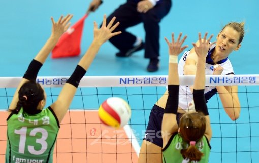 기업은행 알레시아(뒤)가 4일 구미에서 열린 GS칼텍스전에서 상대 수비 블로킹 사이로 스파이크를 시도하고 있다. 구미｜김민성 기자 marineboy@donga.com 트위터 @bluemarine007
