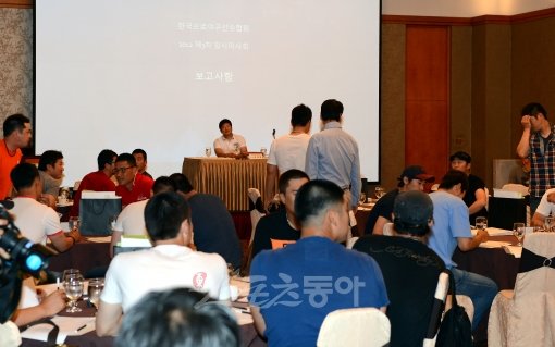 한국프로야구선수협회(선수협)는 6일 총회를 열어 한국야구위원회(KBO) 이사회에 제10구단 창단 승인 데드라인을 제시하는 등 초강력 대응을 예고하고 있다. 사진은 지난 6월에 열린 선수협 긴급총회. 스포츠동아DB