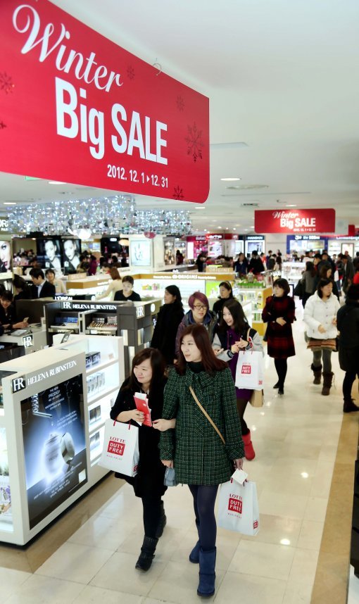 빅 브랜드 시즌오프 세일기간을 맞아 쇼핑고객들로 붐비는 서울 롯데면세점 소공동 본점. 사진제공｜롯데면세점