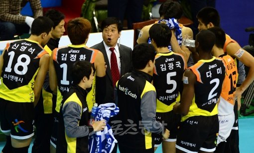 올 시즌 8연패의 러시앤캐시가 총체적 난국에 시달리고 있다. 시즌 첫 승이 쉽지 않다. 김호철 감독이 4일 구미 박정희체육관에서 
열린 LIG손해보험전에서 작전 지시를 하고 있다. 구미｜김민성 기자 
marineboy@donga.com트위터@bluemarine007