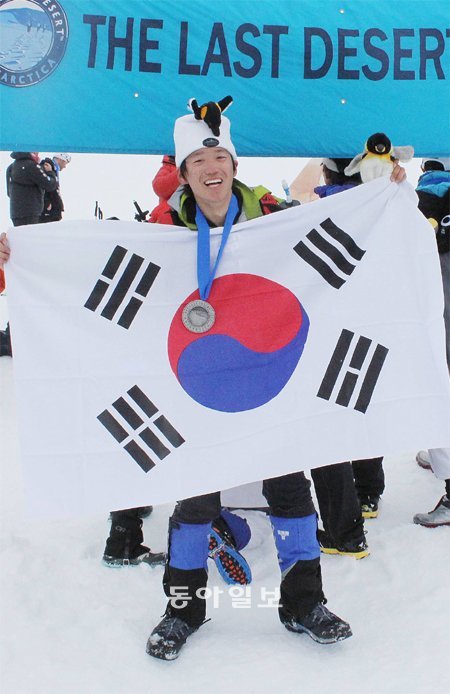 남극 마라톤을 마지막으로 세계 최연소 4대 극지 마라톤 그랜드슬램을 달성한 동국대 윤승철 씨가 대회가 끝난 후 태극기를 들고 포즈를 취하고 있다. 동국대 제공