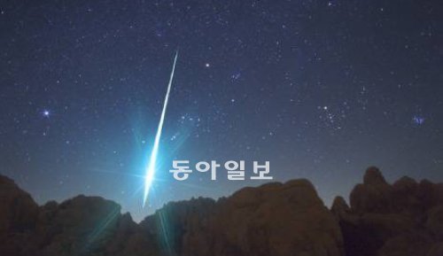2009년 쌍둥이자리 유성우가 떨어질 때 모하비 사막에 나타난 거대한 별똥별의 모습. 미국항공우주국(NASA) 제공