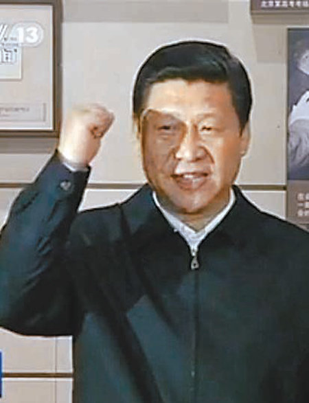 시진핑 중국 공산당 총서기가 지난달 29일 베이징의 국가박물관에서 현장 연설을 마무리 지으면서 주먹을 불끈 쥐어 들어 올리고 있다. 사진 출처 중국중앙(CC)TV