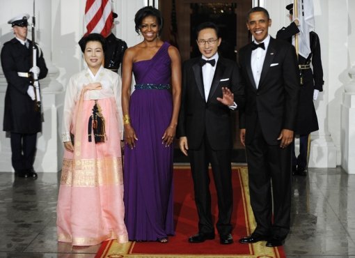 이명박 대통령 내외 백악관 방문 당시 모습. 미쉘 오바마가 한국계 미국 디자이너 두리 정(Doo.ri)의 보라색 드레스를 입고 있다. 사진 제공ㅣDoo.ri
