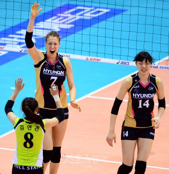 5일 오후 수원 실내체육관에서 열린 프로배구 2012-2013 V리그 현대건설과 도로공사의 여자부 경기에서 현대건설 야나가 2세트에서 마지막 공격 포인트를 올린 후 환호하고 있다. 수원ㅣ박화용 기자 inphoto@donga.com 트위터 @seven7sola