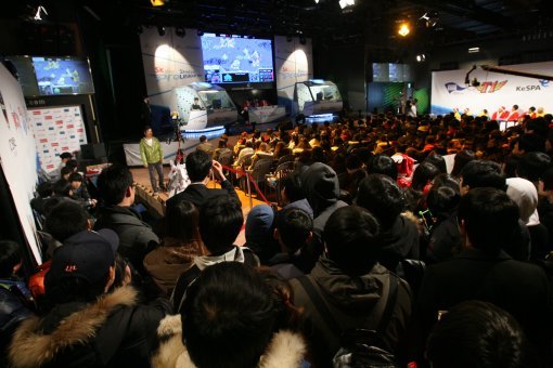 올해 e스포츠 프로리그는  ‘스타크래프트2’로 종목을 바꾸고 해외 연합팀이 참가하는 등 어느 때보다 변화가 많아 관심을 끌고 
있다. 사진은 2011-2012 시즌 경기를 보기 위해 경기장에 모인 e스포츠 팬들. 사진제공｜한국e스포츠협회