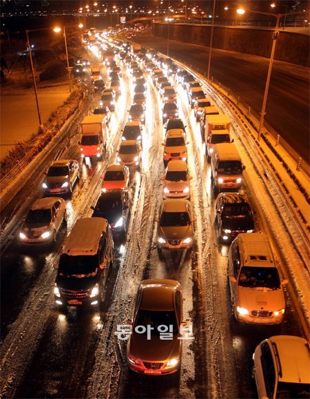 설설 기는 강변북로 서울을 비롯한 수도권에 10cm 안팎의 많은 눈이 쏟아진 5일 곳곳에서 극심한 교통 정체가 빚어졌다. 또 낮 12시경 인천 중구 인천공항대로에서 7중 추돌 사고가 발생하는 등 눈길에 미끄러진 차량들의 접촉사고도 잇따랐다. 5일 저녁 서울 한강대교에서 바라본 강변북로 잠실대교 방향은 주차장을 방불케 한다. 최혁중 기자 sajinman@donga.com