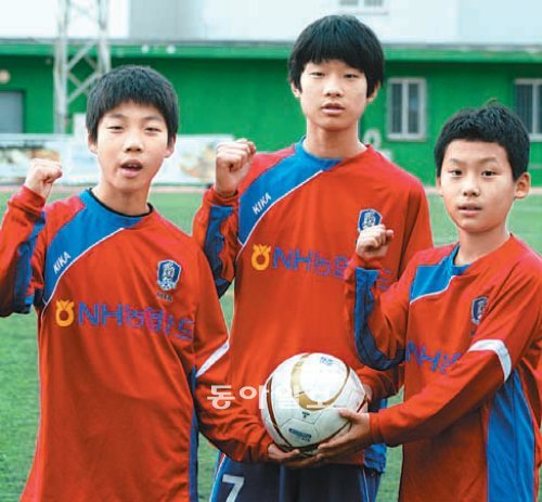 세계 최고의 유소년 시스템을 갖춘 스페인에서 축구를 배우고자 하는 서진수 이학선 박준배(왼쪽부터). 이들은 스페인 발렌시아에서 열린 발렌시아국제유소년(12세 이하)축구대회에서 맹활약을 펼쳐 FC 바르셀로나 스카우트로부터 “기술축구의 기본을 갖췄다”는 평가를 받았다. 발렌시아=양종구 기자 yjongk@donga.com