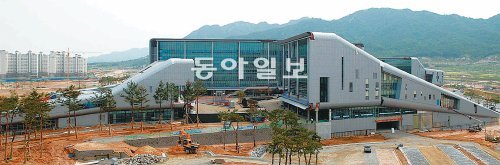 충남 홍성-예산의 충남도청 신청사. 신도시는 이제 막 개발 중이어서 청사와 일부 아파트밖에 없는 허허벌판이다. 지명훈 기자 mhjee@donga.com