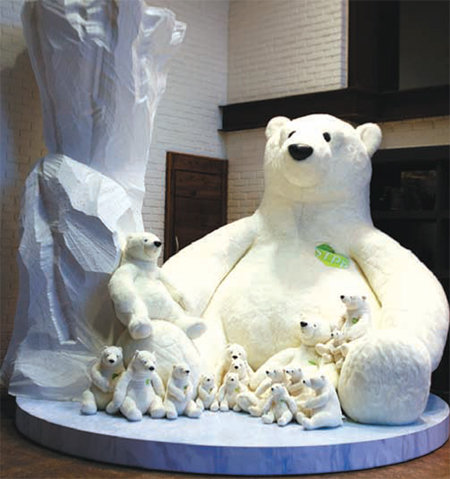 ‘화이트 원더랜드’의 주인공 북극곰 인형들. 현대백화점 제공