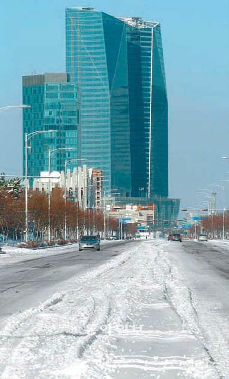 6일 오전 송도국제도시 내 미추홀타워 앞 도로와 센트럴로 등 주요 도로의 제설 작업이 이루어지지 않아 통행 차량들이 거북운행을 하는 등 출근길 불편을 겪었다. 김영국 동아닷컴객원기자 press82@donga.com