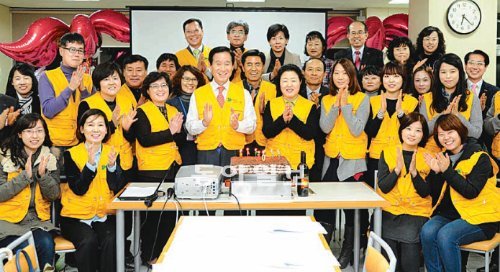 5일 대구 달서구청 구내식당에서 열린 공무원 자원봉사단 기념행사에서 회원들이 봉사단 창립 10년을 자축하고 있다. 대구 달서구 제공