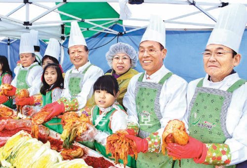 6일 서울 강동구 성내동 농협중앙회 서울지역본부에서 열린 ‘서울농협 경제사업 비전 선포식’에 참석한 농협중앙회 간부와 
지역조합장들이 소외계층에 김장김치를 나눠주고 있다. 박준식 관악농협 조합장, 김현근 농협중앙회 서울지역본부장, 엄영희 
고향주부모임회장, 김수공 농업경제대표이사(뒷줄 오른쪽부터). 농협중앙회 서울지역본부 제공