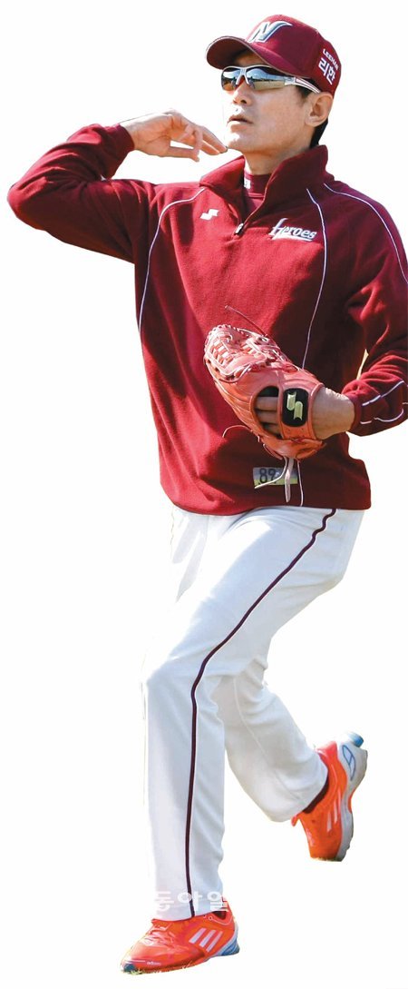 “공을 던질 때는 이렇게….” 이강철 넥센 수석코치가 지난 달 일본 가고시마 전지훈련에서 후배에게 투구 동작을 가르치는 모습이 사뭇 진지하다. 그는 올 시즌 직후 정든 고향 광주 KIA를 떠나 서울 연고팀 넥센에서 새로운 도전을 하고 있다. 이 코치는 “김병현 등 넥센 투수들에게서 가능성을 봤다. 그들의 가능성을 일깨우는 역할을 하겠다”고 말했다. 넥센 히어로즈 제공