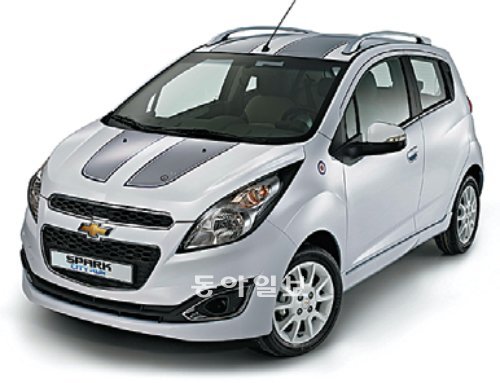 여성 고객을 겨냥해 디자인과 편의장치를 확 바꾼 2013년형 ‘스파크’. 한국GM 제공