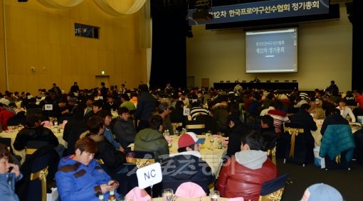 9개 구단 선수들이 6일 인천 송도 컨벤시아에서 모여 제12차 한국프로야구선수협회 정기총회를 열고 있다. 인천｜김민성 기자