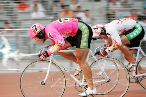 골인지점을 향해 힘찬 질주를 하고 있는 경륜선수들. 전문가들은 선수들의 전법, 컨디션, 연대 등을 추측하기 위해서는 목요 지정훈련을 눈여겨볼 필요가 있다고 조언하고 있다. 스포츠동아DB