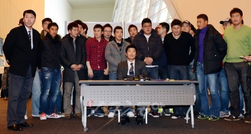 선수협 박충식 사무총장(왼쪽 끝)과 박재홍 회장(가운데 앉은 사람)이 6일 인천 송도 컨벤시아에서 열린 제12차 선수협 정기총회 
직후 기자회견에서 의결사항을 발표하고 있다. 인천｜김민성 기자 marineboy@donga.com 트위터 
@bluemarine007