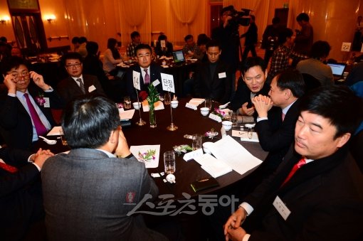 9개 구단 단장들이 6일 2013년 정규시즌 경기일정을 새롭게 검토하기로 결정했다. 각 구단 단장들이 이날 열린 한 언론사 
시상식에 모여 담소를 나누고 있다. 박화용 기자 inphoto@donga.com 트위터 @seven7sola