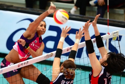 흥국생명 휘트니(왼쪽)가 6일 인천 도원체육관에서 열린 KGC인삼공사와 경기에서 상대 블로커 위로 강력한 스파이크를 때리고 있다. 인천｜김민성 기자 marineboy@donga.com 트위터@bluemarine007