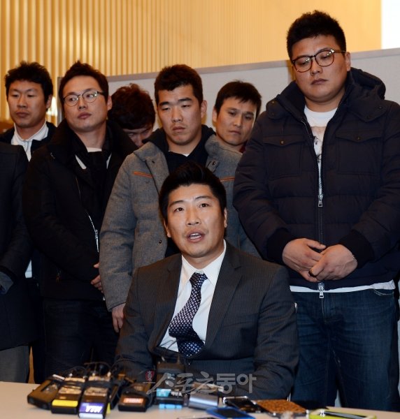 골든글러브 시상식이 사상 최초로 무산될 위기에 처했다. 한국프로야구선수협회 박재홍(앞쪽) 회장이 6일 인천 송도 컨벤시아에서 열린 선수협 정기총회 직후 기자회견에서 각 구단 선수대표들과 함께 의결사항을 밝히고 있다. 인천｜김민성 기자 marineboy@donga.com 트위터 @bluemarine007