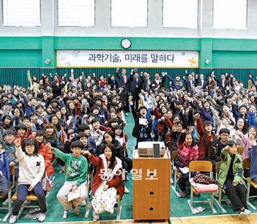 지난달 30일 서울 은평구 서신초교에서 열린 ‘톡톡! 개그 수학 콘서트’. 최영준 기자 jxabbey@donga.com