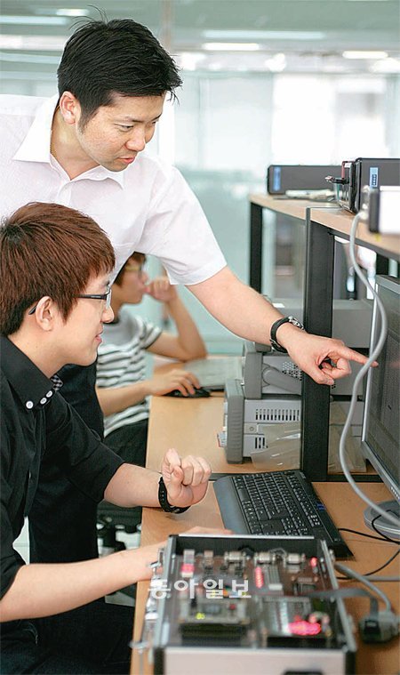 성균관대 반도체시스템공학과 이재욱 교수가 자연과학캠퍼스 반도체관 논리회로실험실에서 시스템 소프트웨어 프로그램 방법을 가르치고 있다. 성균관대 제공