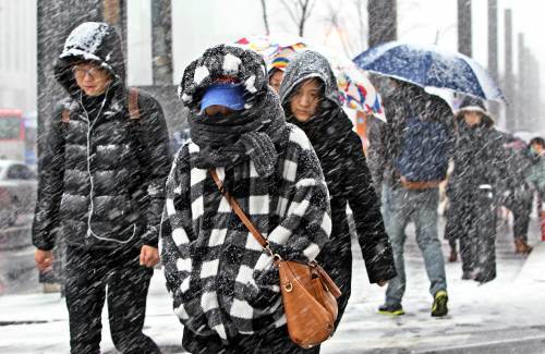 빙판 조심! 서울을 비롯한 수도권 지역에 많은 눈이 쏟아진 5일 오후 강남역을 지나는 시민들이 몰아치는 눈바람을 피해 발걸음을 재촉하고 있다. 동아일보DB