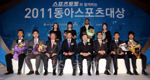 프로야구, 프로축구, 남녀프로농구, 남녀프로배구, 남녀프로골프 등 총 8개 부문에서 ‘올해의 선수’를 뽑는 2012 동아스포츠대상
 시상식이 10일 오전 11시 서울 소공동 웨스틴조선호텔 1층 그랜드볼룸에서 열린다. 사진은 지난해 수상자들과 시상자들의 기념촬영
 모습. 스포츠동아DB