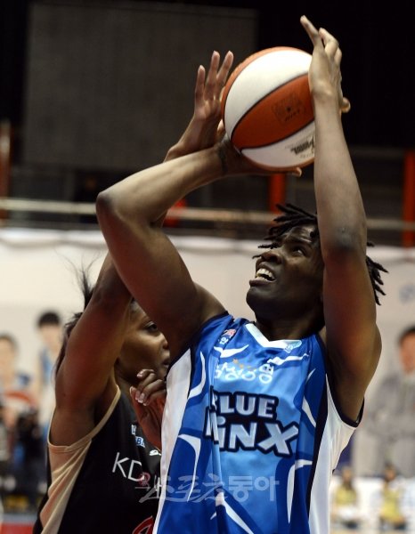 3라운드 최우수선수(MVP)로 선정된 삼성생명 앰버 해리스(오른쪽)가 7일 구리체육관에서 열린 KDB생명과의 원정경기에서 애슐리 
로빈슨의 수비를 피해 슛을 쏘고 있다. 구리｜김민성 기자 marineboy@donga.com 트위터 @bluemarine007