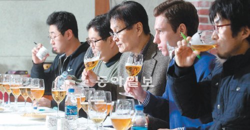 맥주 시음은 꽤나 복잡하다. 온도가 표시되는 냉장고와 16온스 부르고뉴 잔이 있는 곳을 찾다 결국 와인학원을 빌렸다. 4일 오후 3시 서울 서초구 양재동 BWS강남와인스쿨에서 평가자로 선정된 다섯 명(왼쪽부터 왕태웅, 류강하,염행철, 크리스토프 아르놀트, 박종철 씨)이 국산 맥주 3종류와 대동강맥주를 비교 시음했다. 장승윤 기자 tomato99@donga.com