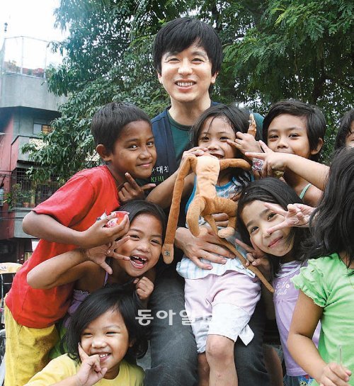 이지성 작가가 올해 3월 세계 3대 빈민 도시인 필리핀 마닐라 톤도를 방문해 현지 아이들과 어울려 환하게 웃고 있다. 이 작가는 지난달 이곳 아이들의 이야기를 담은 책 ‘가장 낮은 데서 피는 꽃’을 펴냈다. 기아대책 제공