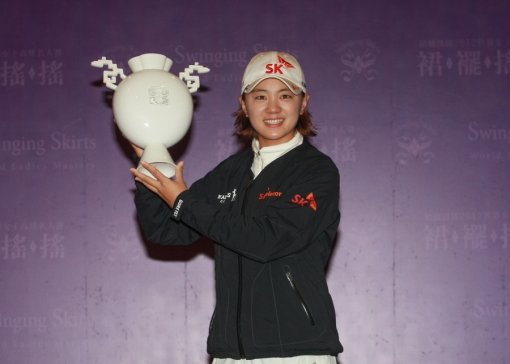 우승 트로피를 들어올리고 있는 최나연.