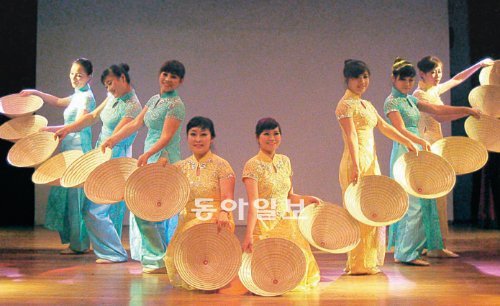 대구 달서구 다문화 전통무용 공연단 레인보우가 8일 지역의 한 케이블방송사 무대에서 베트남 전통 모자 춤을 선보이고 있다. 달서구 제공
