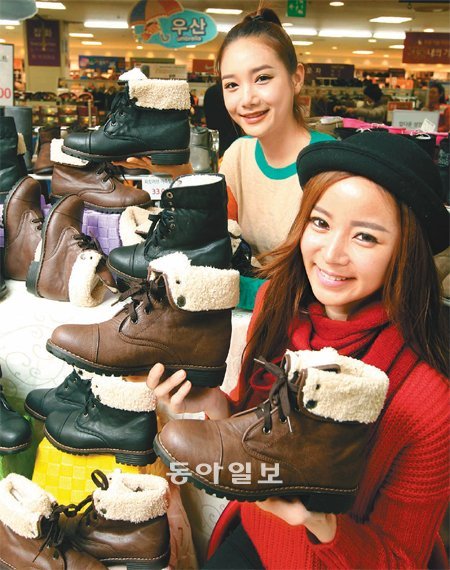 따뜻한 털부츠… 겨울 외출 설렌다 한파가 기승을 부린 9일 오전 롯데마트 서울역점은 다양한 스타일로 
연출할 수 있는 ‘여성 폴딩 털워커’를 3만9000원에 선보였다. 롯데마트는 19일까지 서울역점을 비롯해 전국 75개 점포에서 
다양한 겨울 부츠를 최대 30% 싸게 판다. 장승윤 기자 tomato99@donga.com