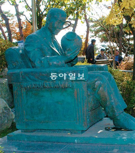 인천시립박물관 야외마당에는 도자기를 바라보는 한국 미학의 선구자 우현 고유섭 선생의 동상이 세워져 있다. 김영국 동아닷컴 객원기자 press82@donga.com