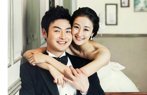 12월 10일은 넥센 박병호(왼쪽)와 아내 이지윤 전 아나운서의 결혼기념일이다. 2012년 이날 박병호는 동아스포츠대상 프로야구 올해의 선수상을 수상해 두 배의 기쁨을 맛봤다. 사진제공｜아이웨딩네트웍스